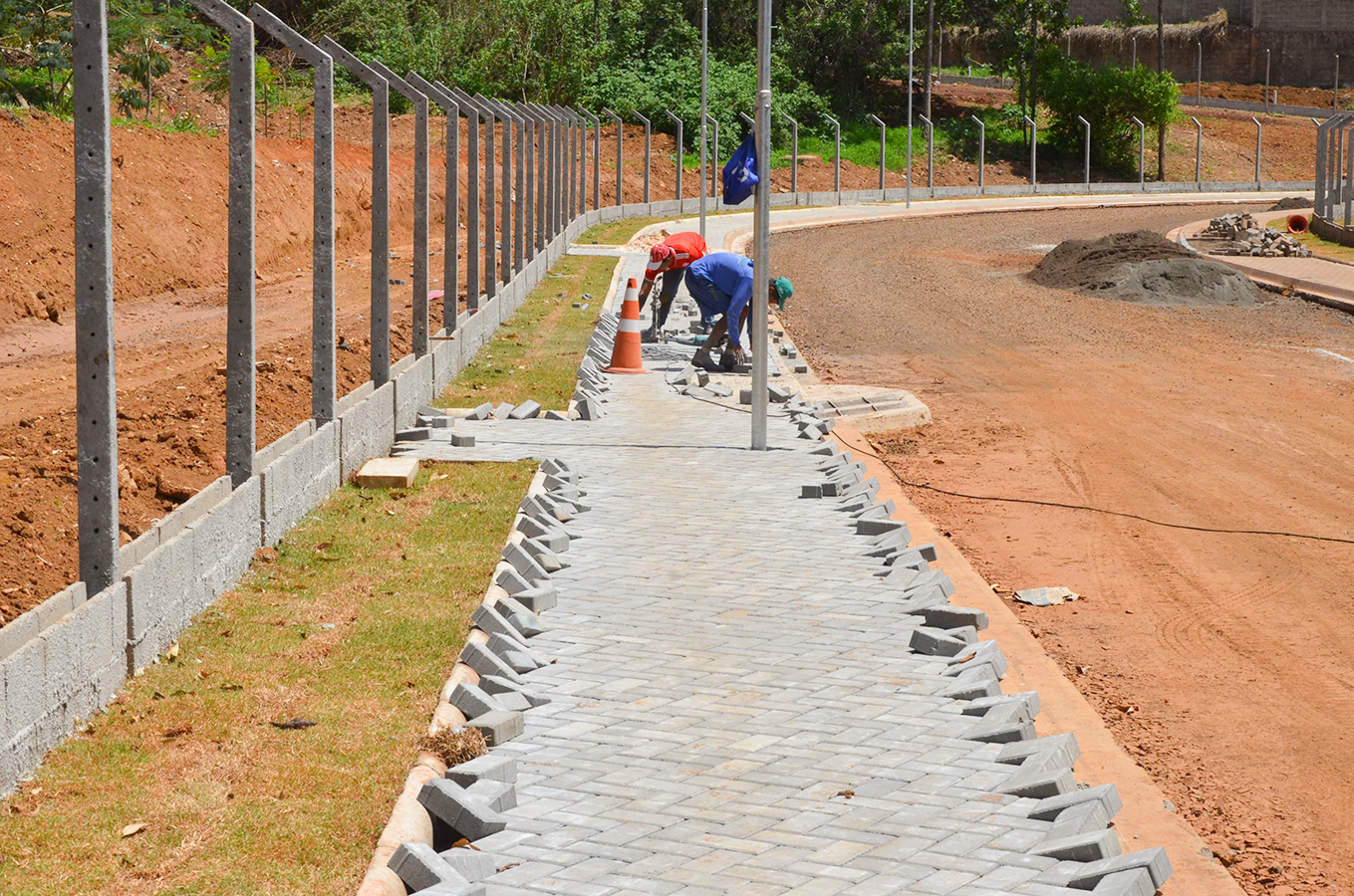 Emdef inicia pavimentação de rua Heitor Villa Lobos