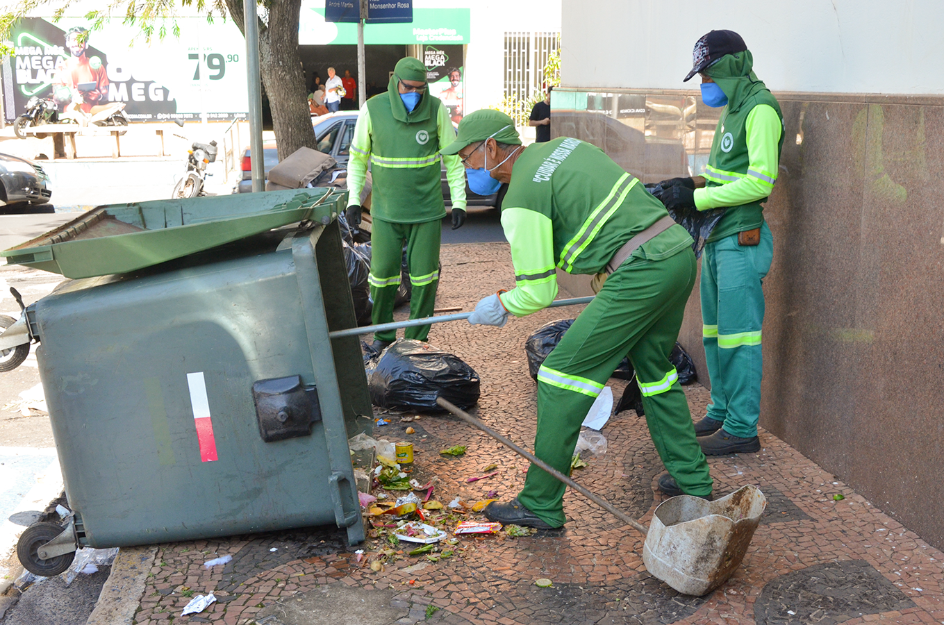 Limpeza urbana é intensificada em toda cidade