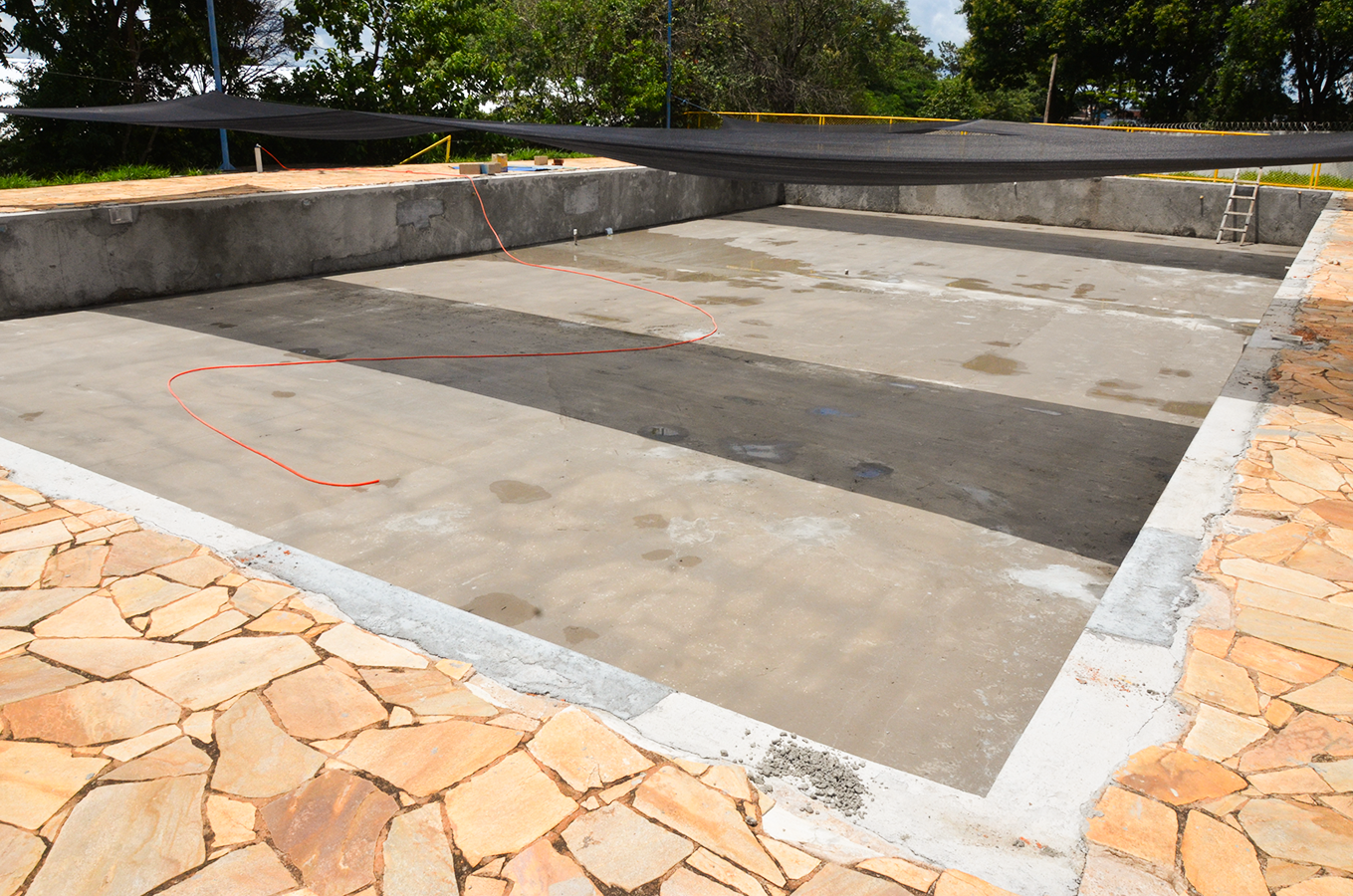 Piscina da Santa Terezinha é preparada para impermeabilização