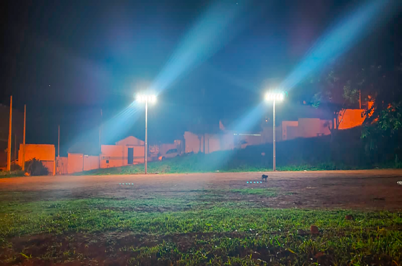 Prefeitura ilumina campo de futebol no Jardim Aeroporto 4