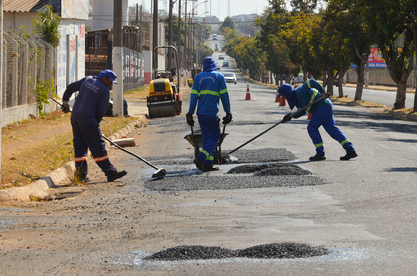 EMDEF amplia serviços de remendo asfáltico na cidade
