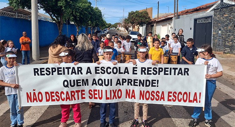 Escola faz projeto para conscientizar sobre o descarte correto de lixo