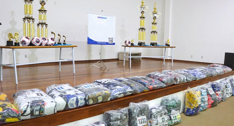 Prefeitura entrega uniformes para atletas dos Jogos Regionais e times do Campeonato Municipal de Futebol