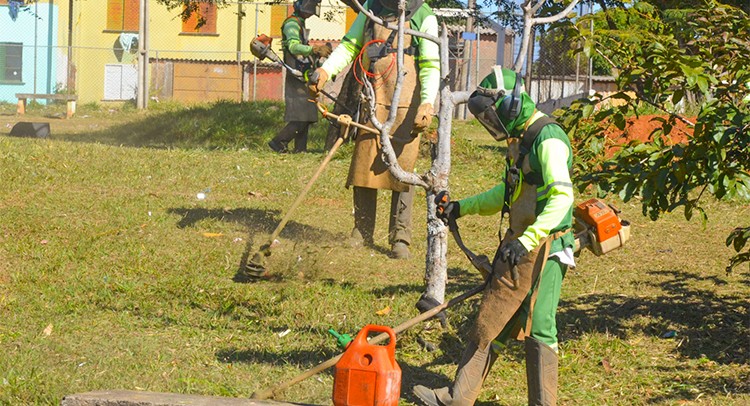 Meio Ambiente inicia semana com serviços de limpeza em diversos bairros