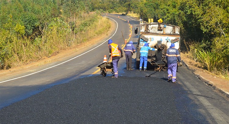 Prefeitura intensifica operação de tapa-buraco em diversos bairros da cidade