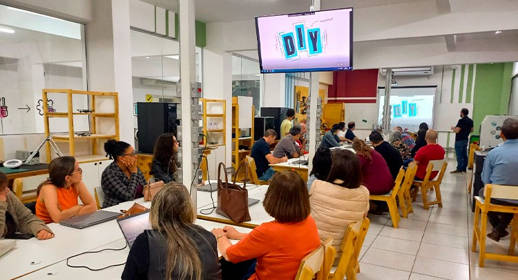 Educação realiza formação sobre cultura maker para professores da EJA
