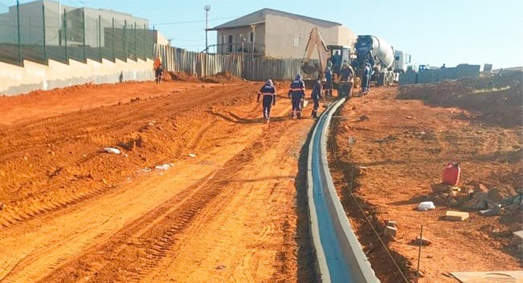 Emdef prepara asfaltamento de rua próxima ao novo NGA