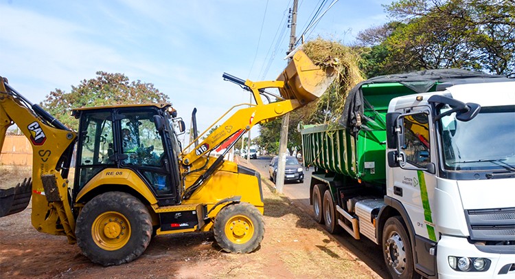Prefeitura segue com trabalhos de limpeza urbana