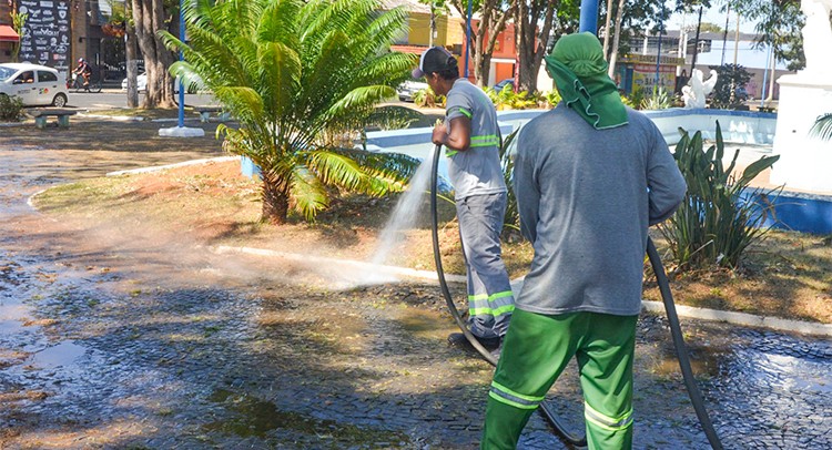Meio Ambiente faz limpeza em praças e avenidas