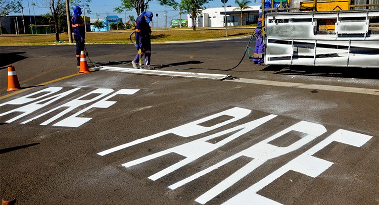 Segurança realiza serviços de sinalização em 10 bairros da cidade