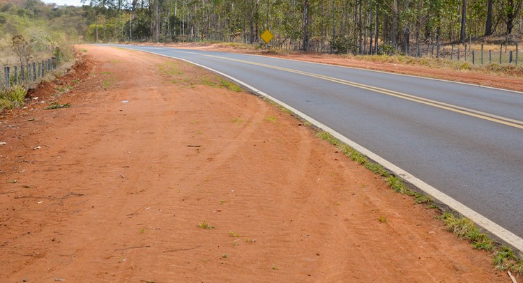 Prefeitura conclui acostamentos na Rodovia Franca a Claraval