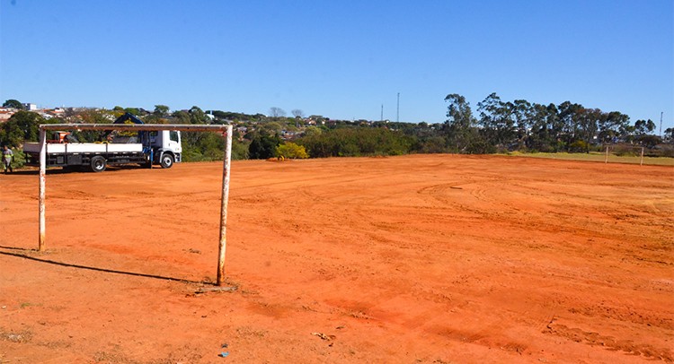 Prefeitura amplia iluminação de campos de futebol nos bairros