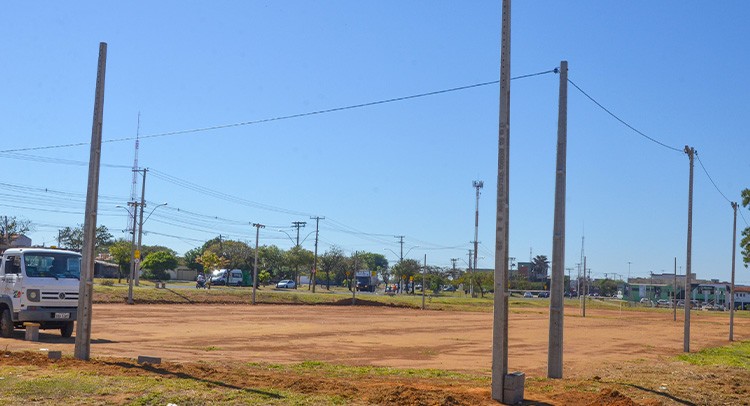 Praças esportivas recebem iluminação pública