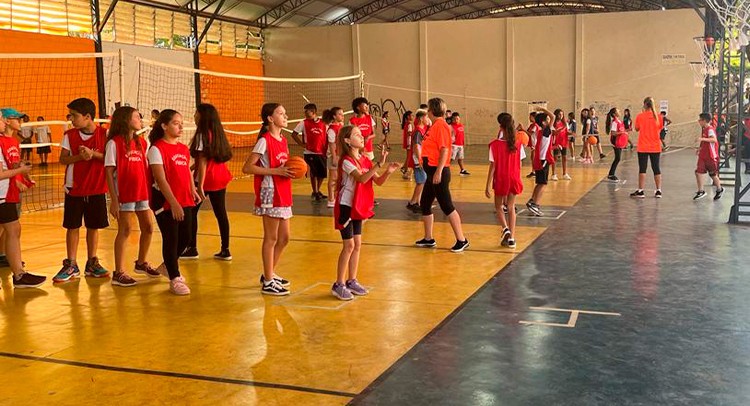 Alunos das escolas municipais participam do 2º Festival de Basquete