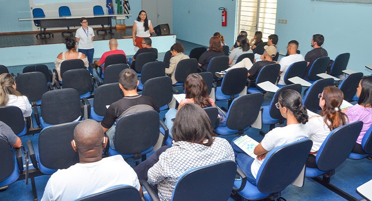 Saúde realiza treinamento com agentes sobre dengue