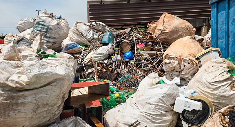 Prefeitura e Polícia Militar realizam operação em depósitos de sucatas