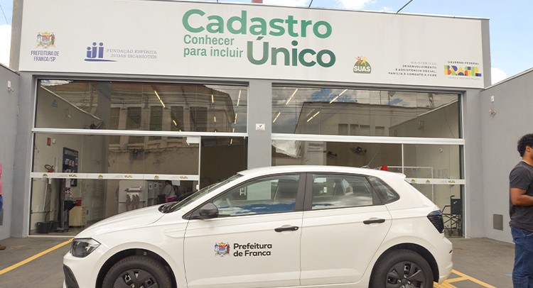 Secretaria de Ação Social recebe novo carro para CadÚnico