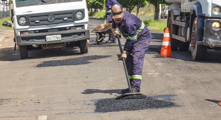 Mais de 30 bairros recebem manutenção de remendo asfáltico