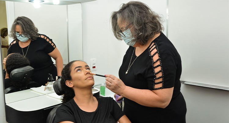 FUSSOL abre 56 vagas para cursos de maquiagem nesta quarta-feira