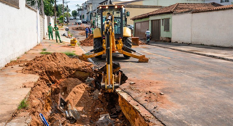 Obras interditam pista da avenida Ismael Alonso y Alonso