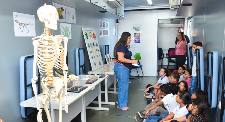 Ciênciamóvel leva exposições sobre biologia e DNA nas escolas