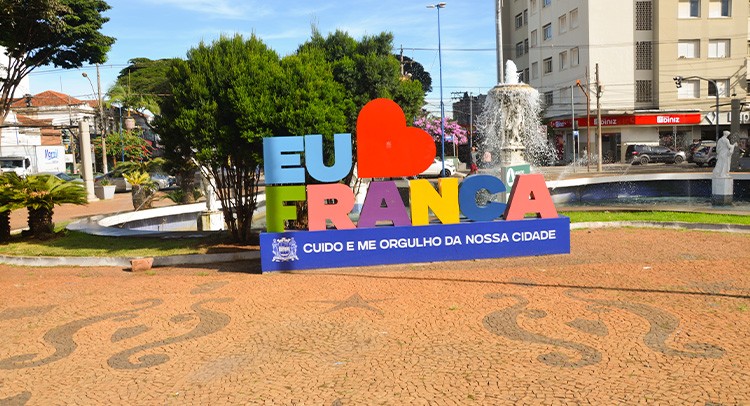 Carreta de Proteção às Mulheres leva serviços à Praça Nossa Senhora da Conceição