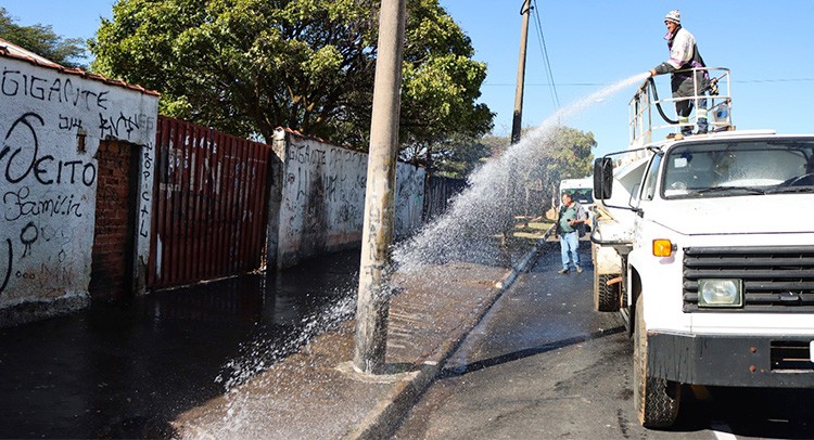 Ação Social promove limpeza na Vila Gosuen