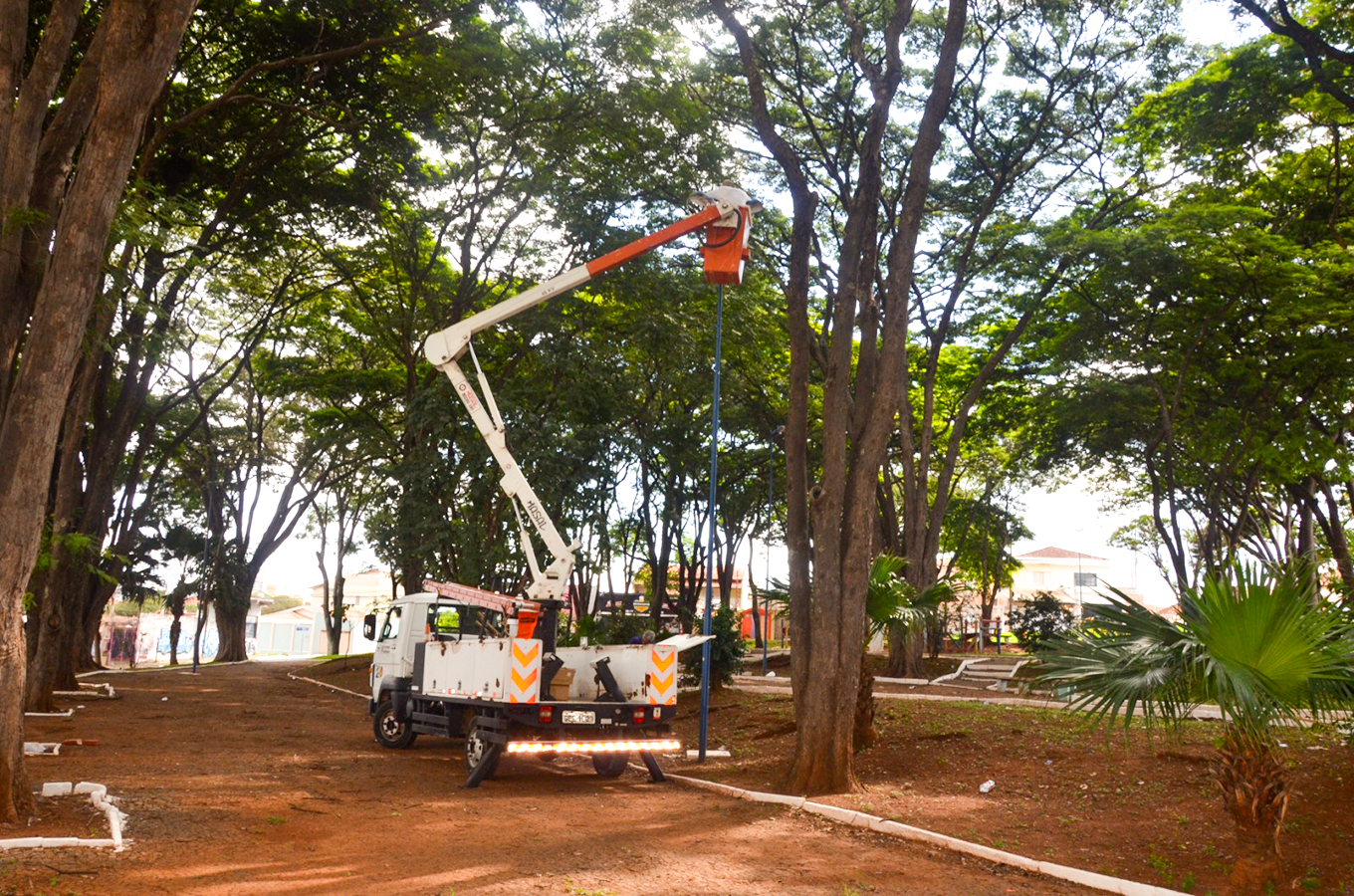 Mais praças recebem iluminação de LED