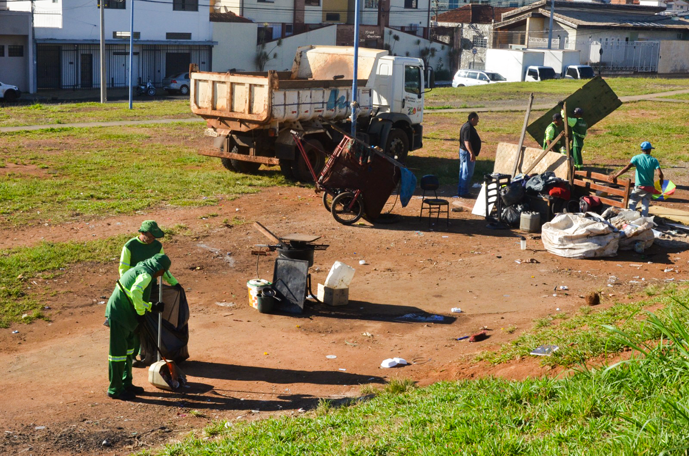 Ação Social e Meio Ambiente fazem limpeza de área próxima ao Espaço Dignidade