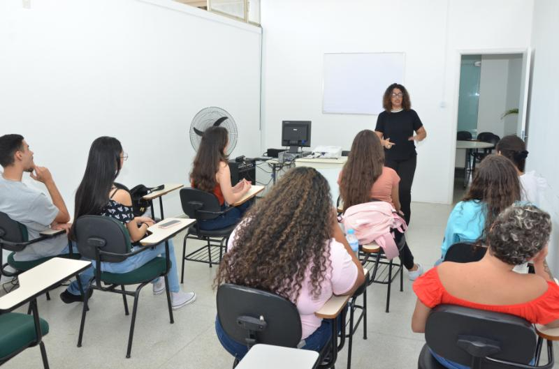 Jovens visitam Emprega Franca para conhecer os serviços prestados