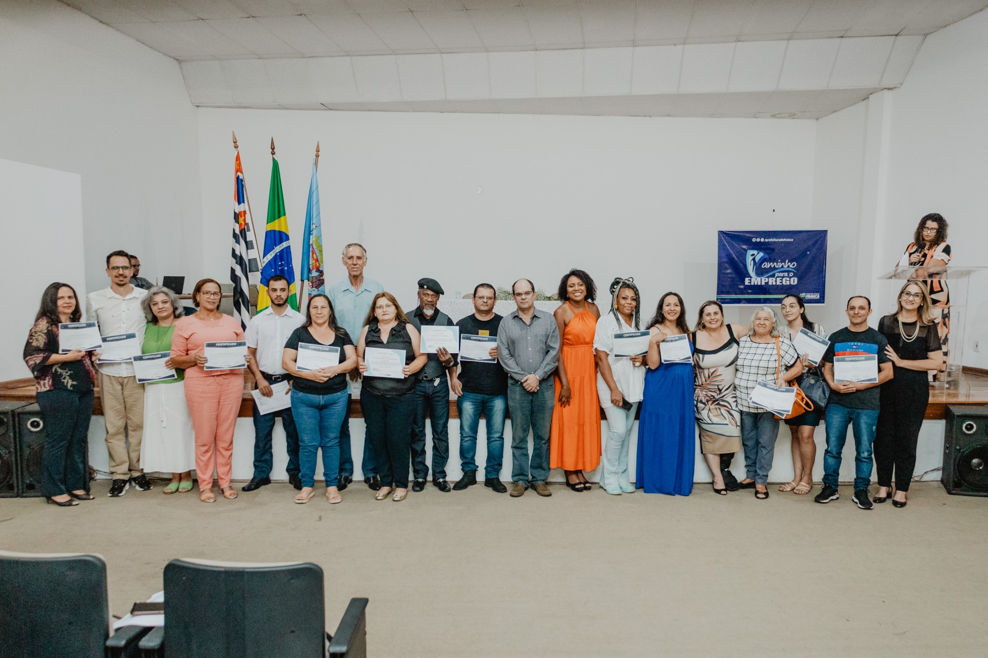 Prefeitura entrega certificados a 150 alunos de cursos do Caminho para o Emprego