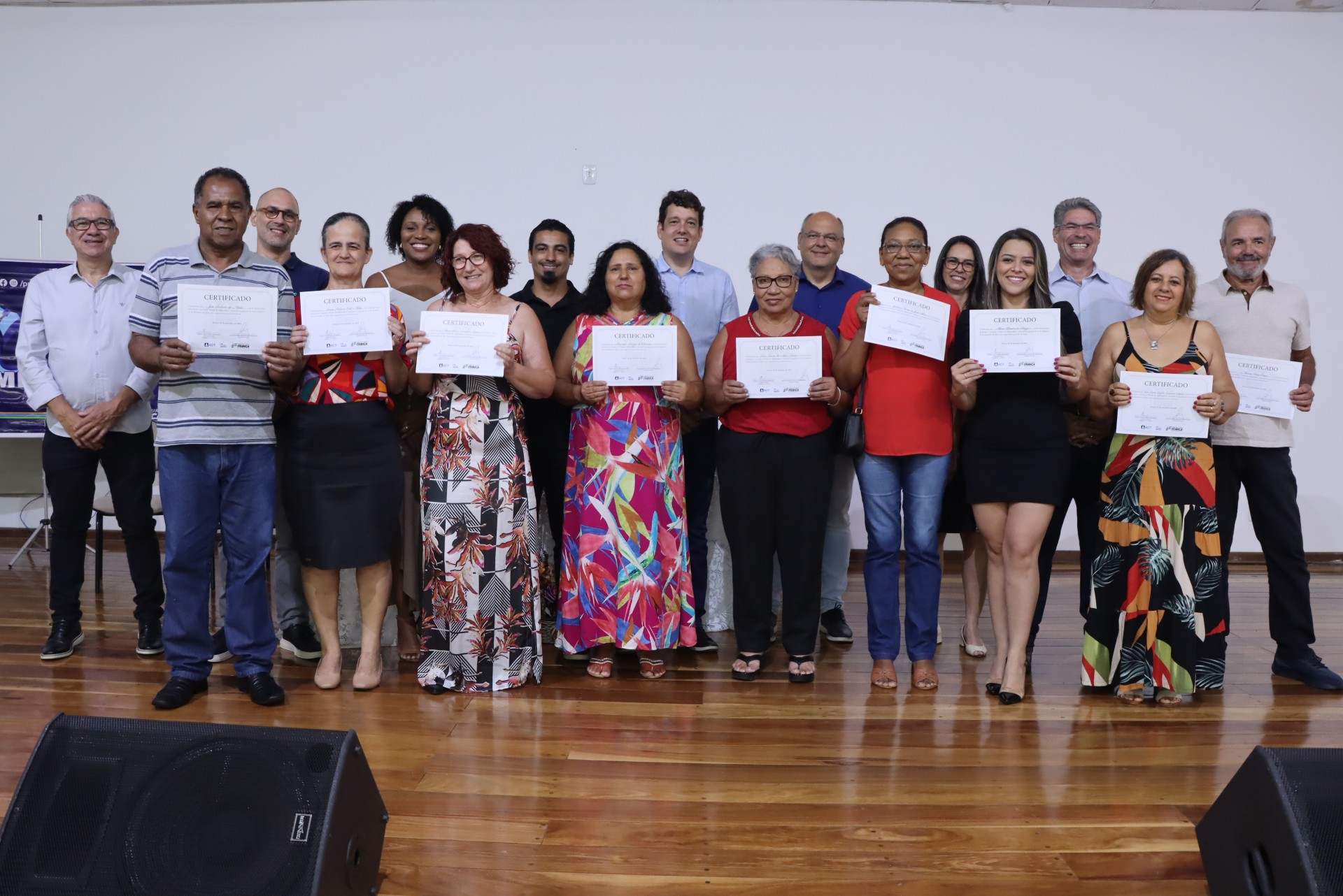 Caminho para o Emprego entrega certificados para alunos de diversas áreas