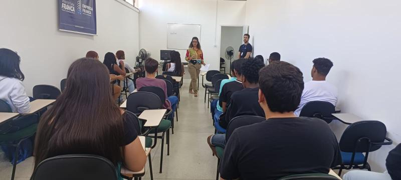 Jovens visitam Emprega Franca para conhecer os serviços prestados