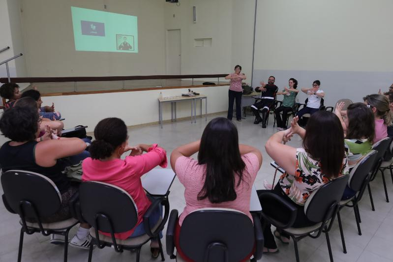 Servidores iniciam curso de intérprete de Libras