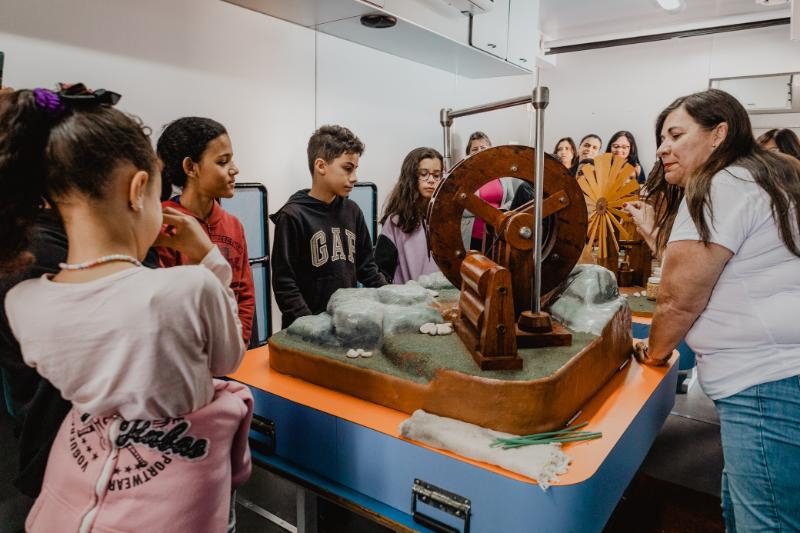 Projeto Ciência Móvel leva história e experimentos à escola do Leporace