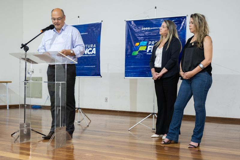 Prefeito empossa conselheiros do Fundeb