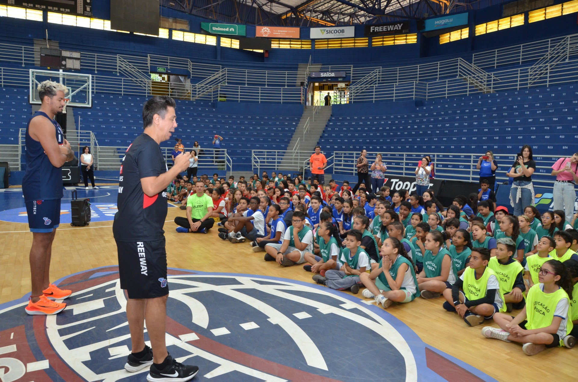 Festival de Basquete mobiliza estudantes no Poliesportivo