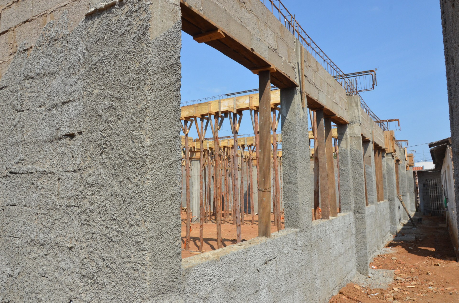 Nova Escola na Vila São Sebastião entra em fase de lajes