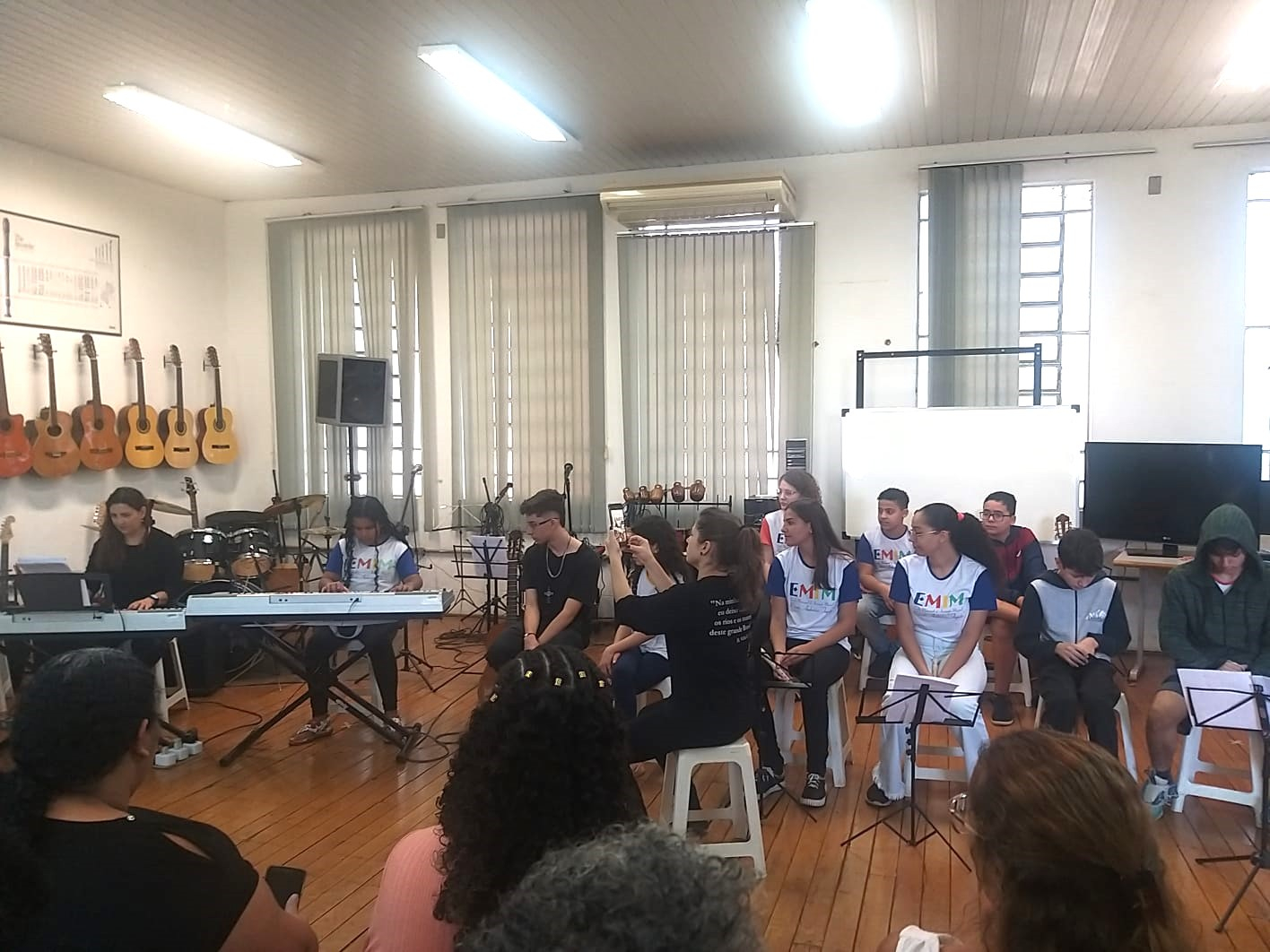 EMIM conclui primeiro semestre com apresentações de alunos