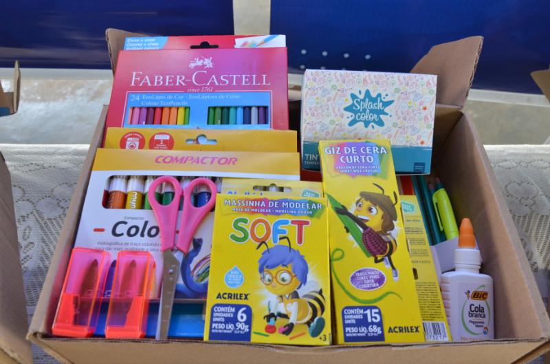 Prefeito faz abertura do ano letivo e inicia distribuição de kits escolares