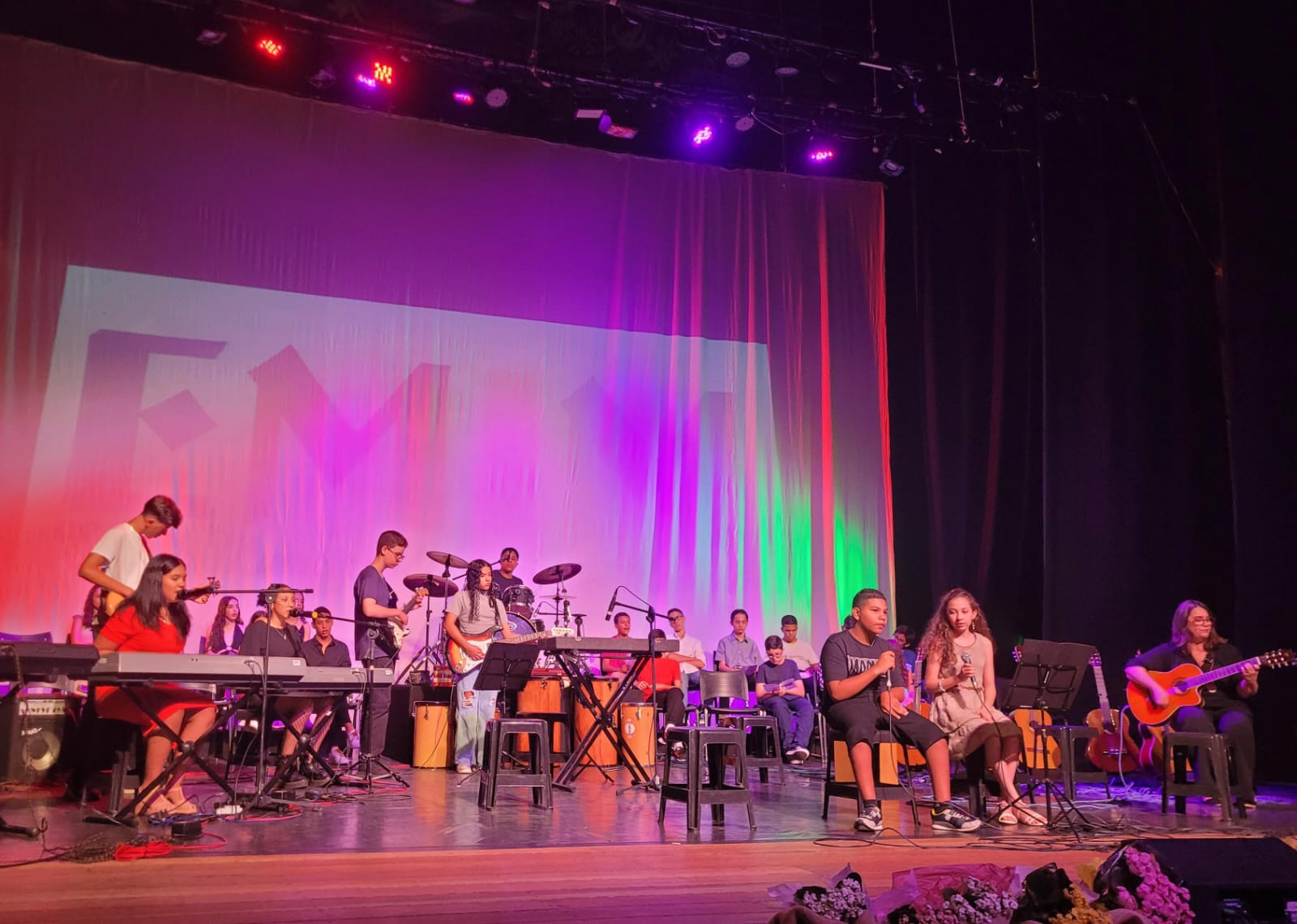 EMIM encerra ano letivo com apresentações dos alunos