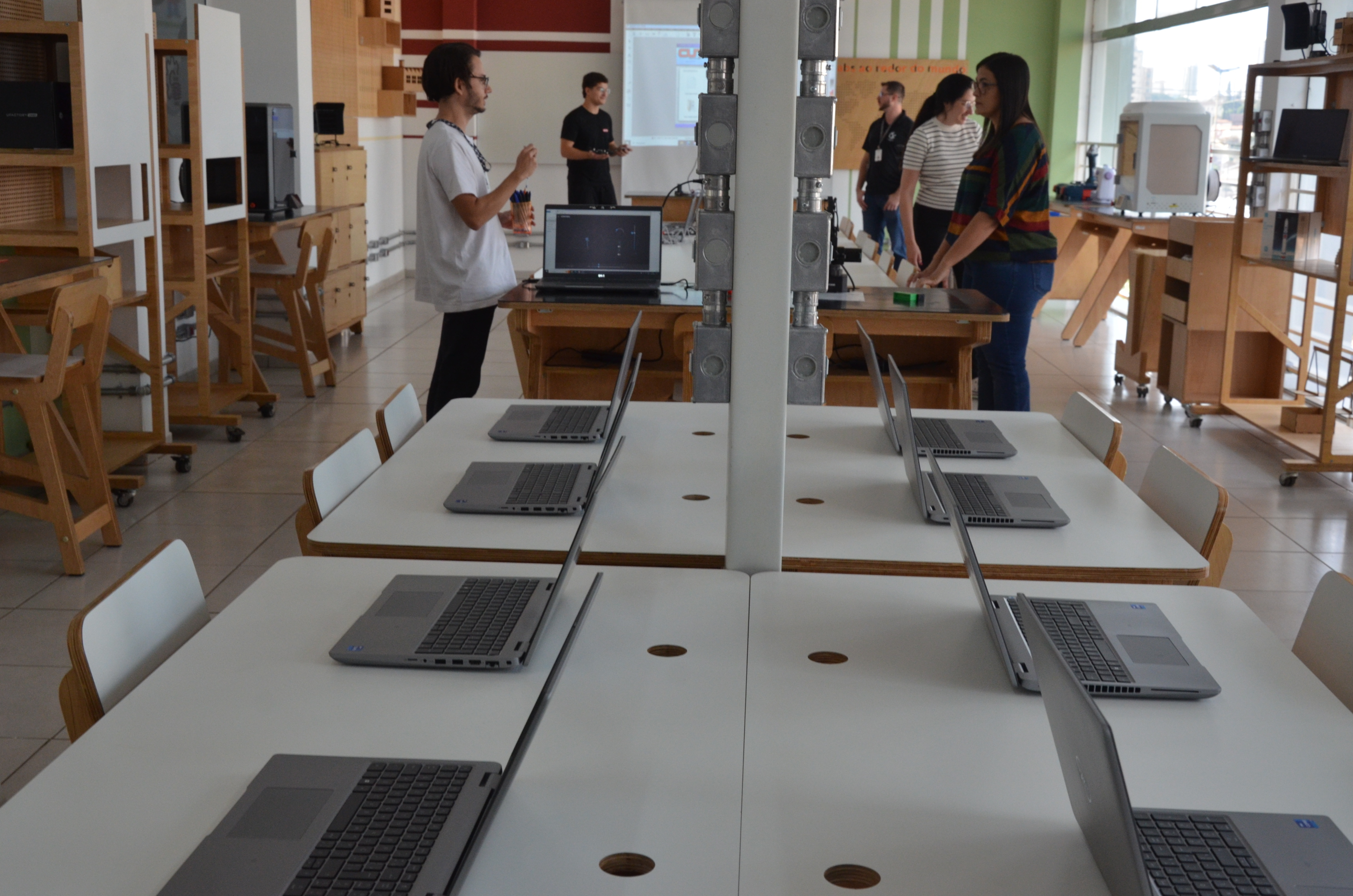 Educação inaugura Espaço Maker que vai atender mais de 16 mil alunos