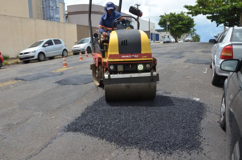 Operação tapa-buracos atende a várias regiões da cidade