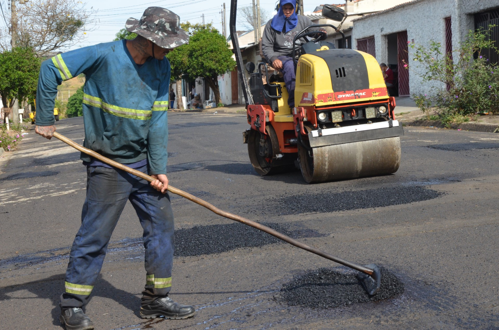 Remendo asfáltico melhora condições das vias da cidade