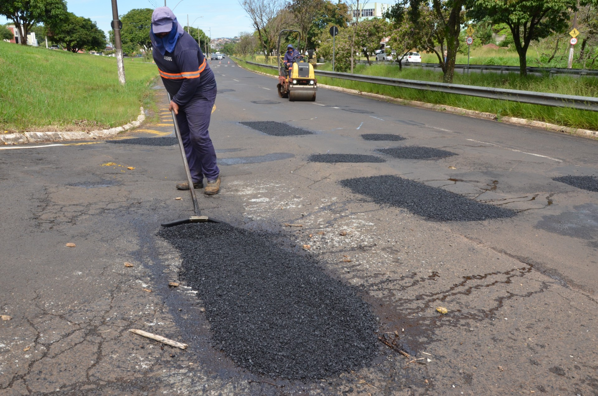 Emdef intensifica remendo asfáltico e sinalização