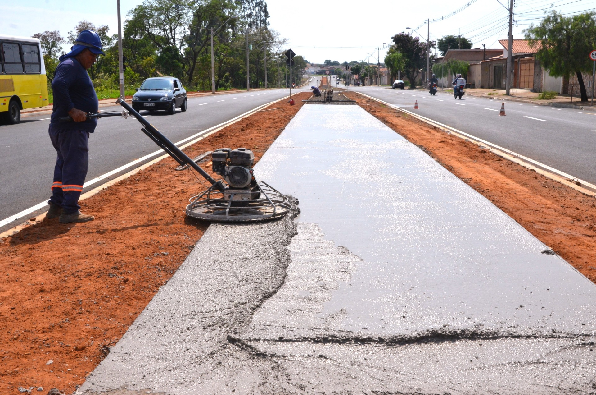 Ciclovia é concretada na Avenida Geralda Rocha Silva