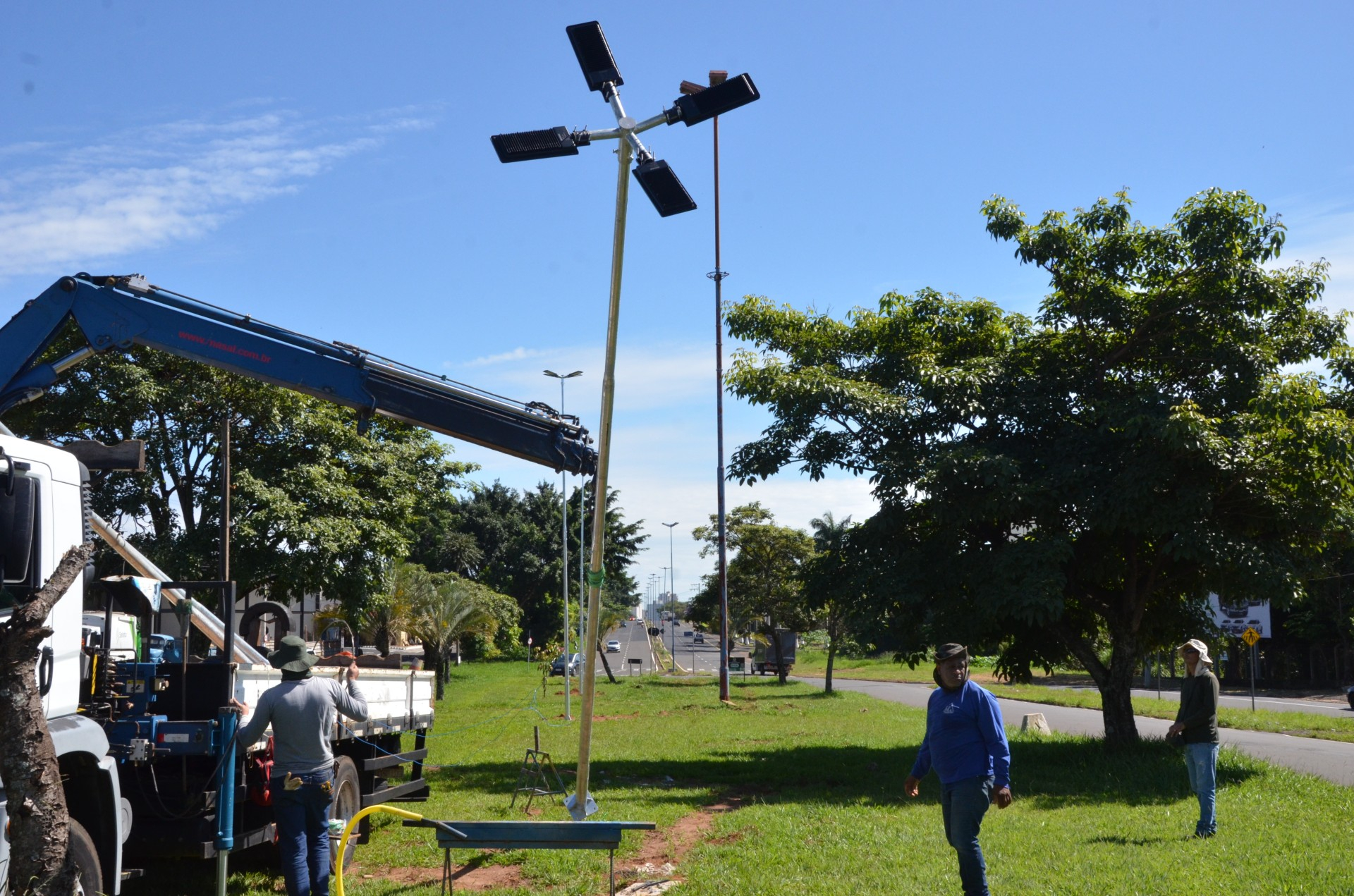 Avenida Miguel Sábio de Melo recebe novos postes e luminárias