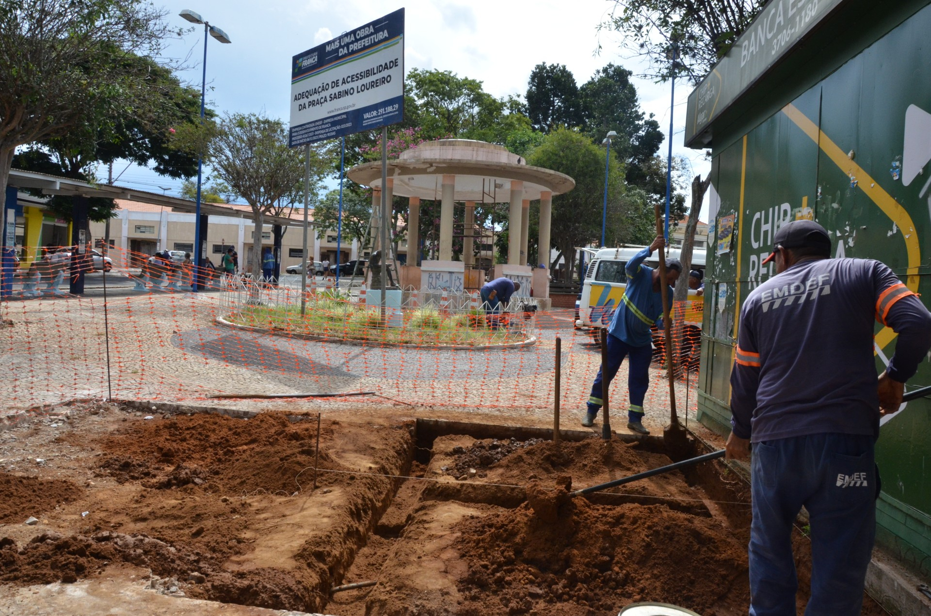Prefeitura segue com obras na praça Sabino Loureiro