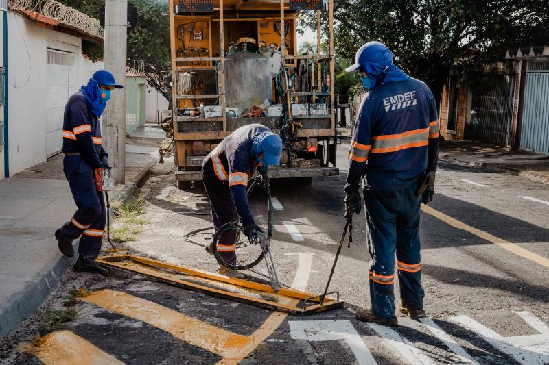 Prefeitura revitaliza sinalização viária em ruas e avenidas