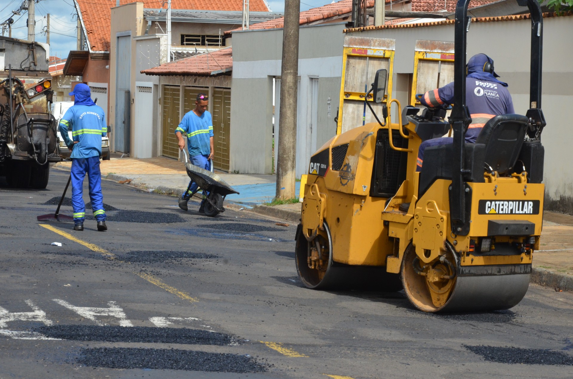Remendo asfáltico é intensificado pela Emdef